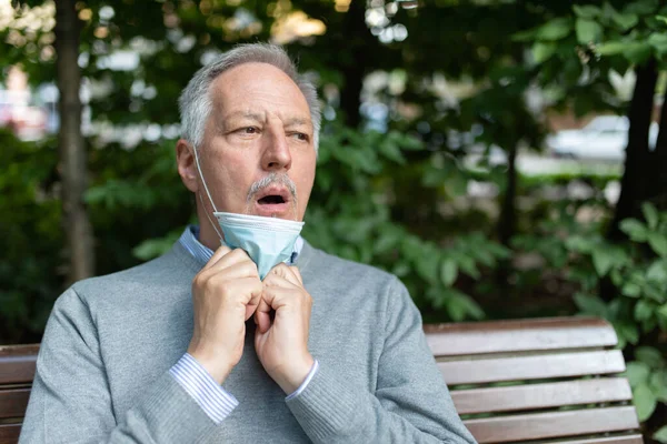 Homem Com Dificuldade Respirar Com Máscara Prevenção Coronavírus Climas Quentes — Fotografia de Stock
