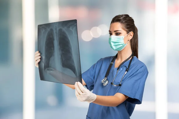 Young Woman Doctor Holding Lung Radiography Coronavirus Lung Illness Concept — Stock Photo, Image