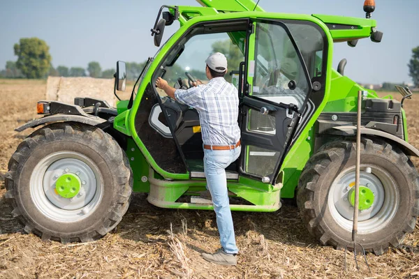 Agricultor Montando Tractor Campo Maíz — Foto de Stock