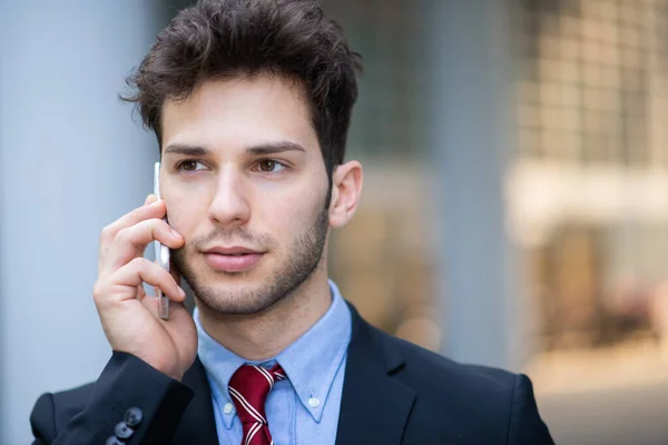 Portret Młodego Biznesmena Rozmawiającego Przez Telefon Przed Swoim Biurem — Zdjęcie stockowe