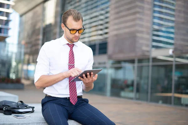 Empresario Que Utiliza Una Tableta Digital Entorno Urbano — Foto de Stock