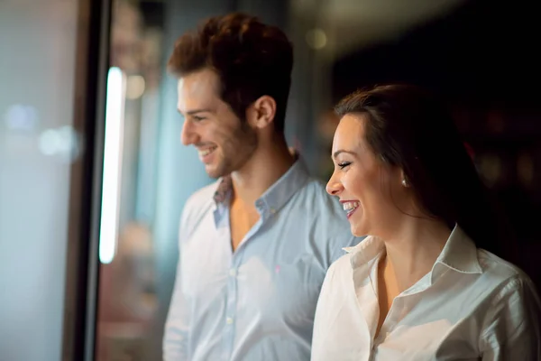 Happy Couple Shopping Together Evening Modern City — Stock Photo, Image