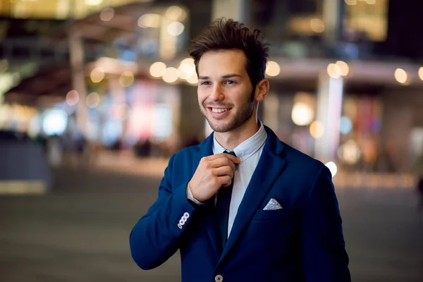 Joven Hombre Negocios Aire Libre Entorno Moderno Ciudad Por Noche —  Fotos de Stock