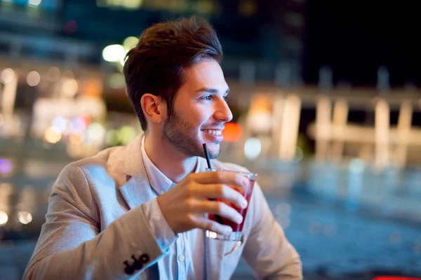 Joven Sosteniendo Una Copa Club Nocturno Aire Libre —  Fotos de Stock