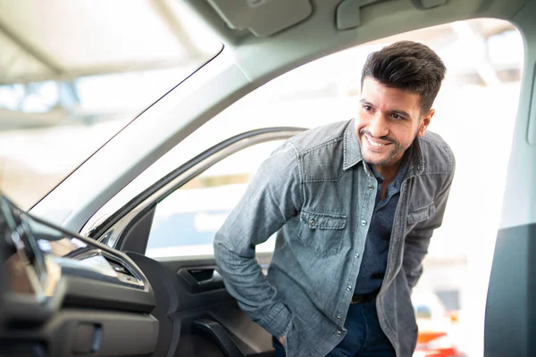 Glimlachende Man Zoek Naar Een Nieuwe Auto Autohandel — Stockfoto