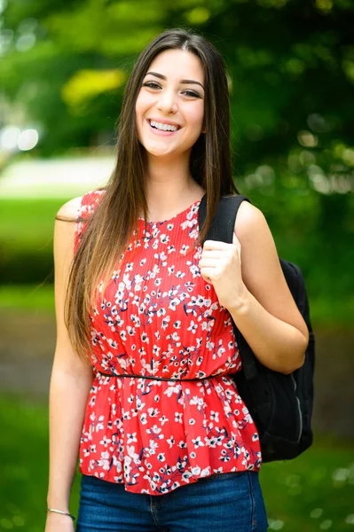 Parkta Yürüyen Gülümseyen Bir Kız Öğrenci — Stok fotoğraf