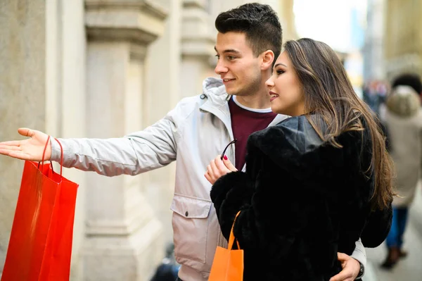 Casal Jovem Olhando Animado Uma Janela Loja Enquanto Faz Compras — Fotografia de Stock