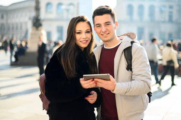 Giovane Coppia Che Utilizza Tablet Digitale All Aperto Durante Visita — Foto Stock