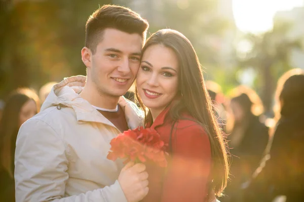 Jovem Casal Abraçando Livre Com Amor Segurando Buquê Flores — Fotografia de Stock