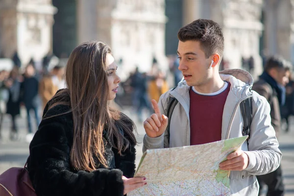Fiatal Turisták Pár Kezében Egy Térképet Milánó Olaszország — Stock Fotó