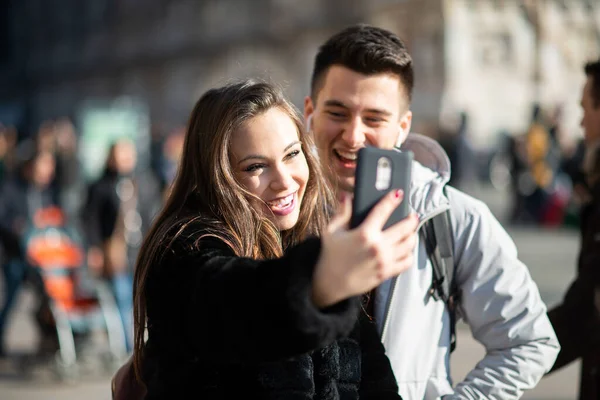 Par Turistas Tomando Una Selfie Una Ciudad Europea — Foto de Stock