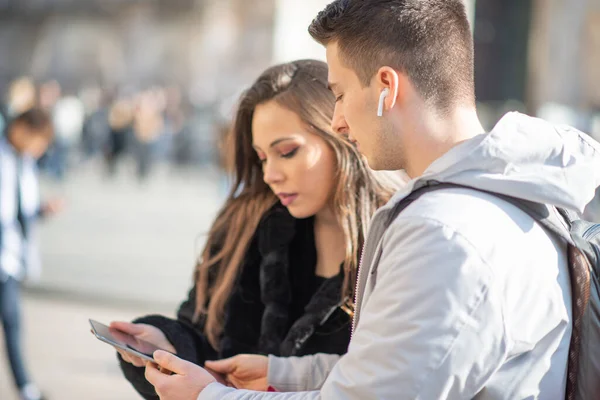 Pareja Turistas Jóvenes Usando Una Tableta Digital Una Ciudad — Foto de Stock