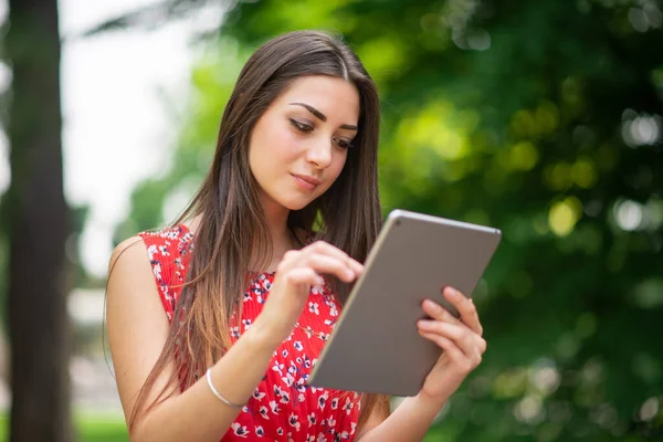 Mladá Žena Pomocí Digitálního Tabletu Parku — Stock fotografie