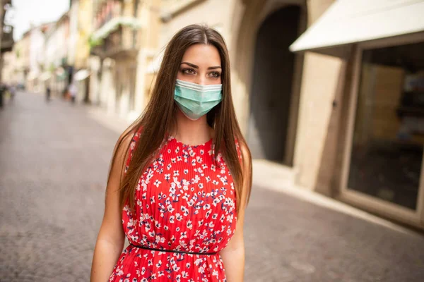 Mujer Joven Enmascarada Caminando Una Ciudad —  Fotos de Stock