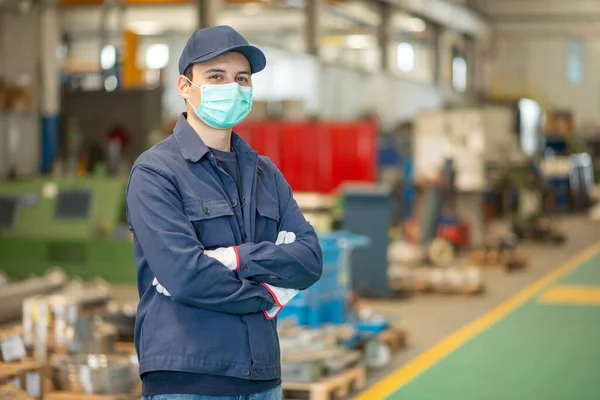 Werknemer Een Fabriek Met Een Masker Tijdens Een Coronavirus Covid — Stockfoto