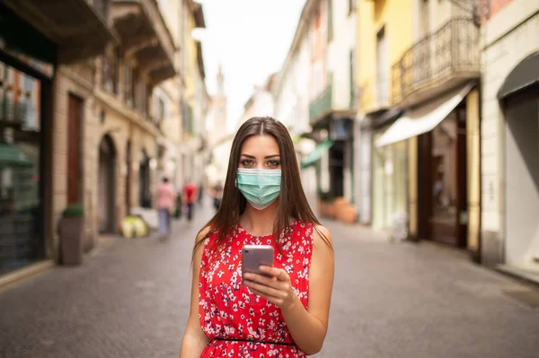 Masked Young Woman Walking City While Using Her Mobile Phone — Stock Photo, Image