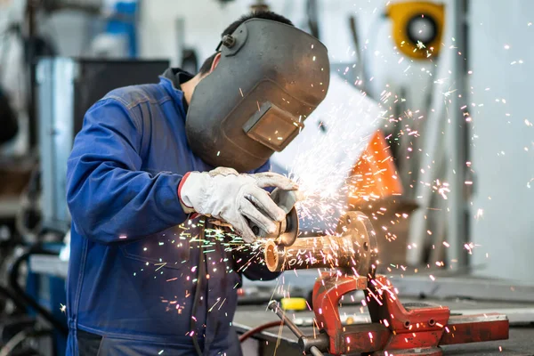 Welder Work Mask Welding Man Grinding Metal Pipe Industrial Workbench — Stock Photo, Image