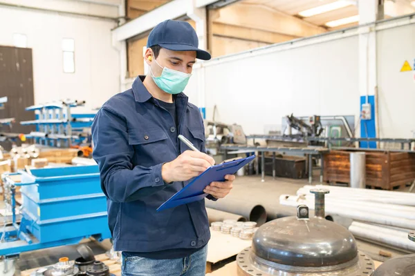 Industrieel Werker Schrijft Een Document Een Fabriek — Stockfoto