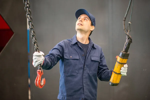 Arbeiter Der Einen Kran Einer Produktionsanlage Bedient — Stockfoto