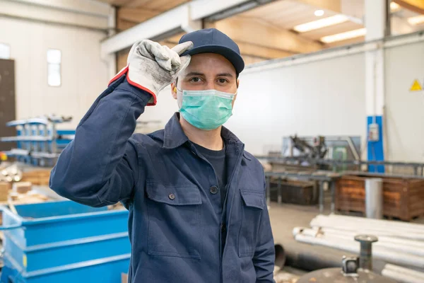 Trabajador Una Fábrica Usando Una Máscara Sosteniendo Sombrero Protector —  Fotos de Stock