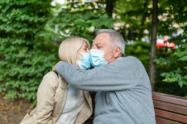 Romantikus Érett Pár Egy Parkban Idején Coronavirus Pandémia Szerelem Remény — Stock Fotó