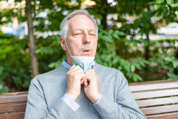 Homem Com Dificuldade Respirar Com Máscara Prevenção Coronavírus Climas Quentes — Fotografia de Stock