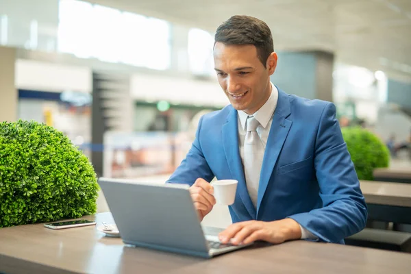 Jeune Homme Affaires Buvant Café Tout Travaillant Son Ordinateur Portable — Photo