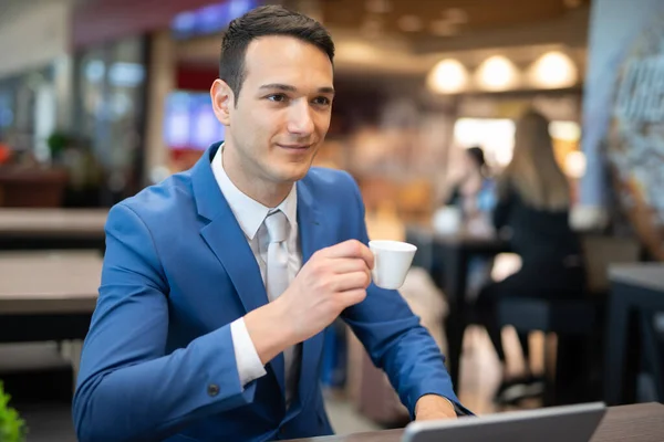 Mladý Podnikatel Pije Kávu Zatímco Pracuje Svém Notebooku — Stock fotografie