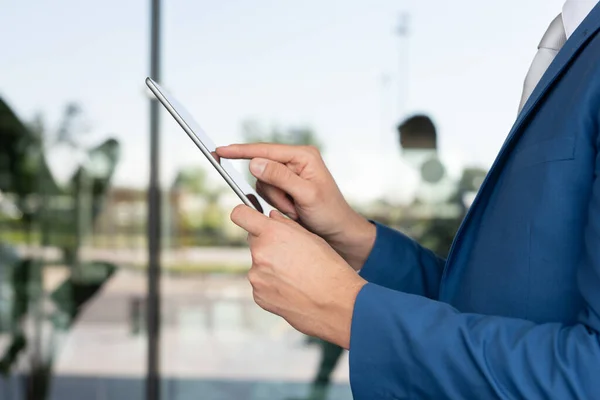 Dettaglio Uomo Affari Che Usa Suo Tablet Digitale — Foto Stock