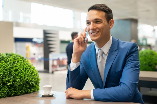 Üzletember Beszél Telefonon Egy Kávézóban — Stock Fotó