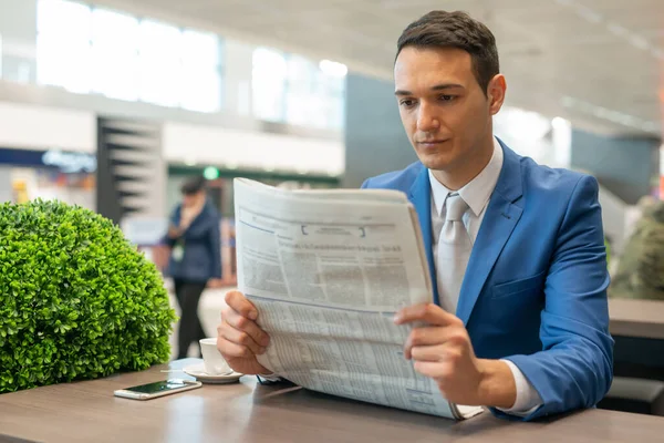 Ung Chef Tar Kaffe Och Läser Tidning — Stockfoto