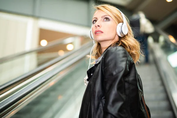 Mujer Escuchando Música Una Escalera Lugar Público —  Fotos de Stock