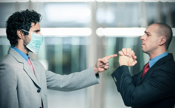 Jefe Despidiendo Empleado Suplicante Que Tiene Máscara Reglas Durante Coronavirus —  Fotos de Stock