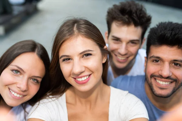 Gruppe Von Freunden Macht Zusammen Ein Selfie Foto — Stockfoto