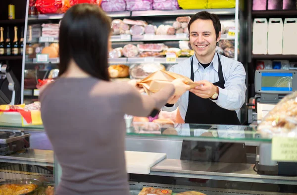 Comprador Sorridente Servindo Cliente — Fotografia de Stock