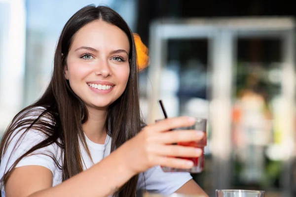 Vrouw Drinken Van Een Cocktail Outdoor — Stockfoto