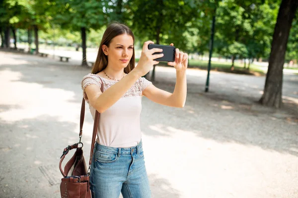 Genç Bir Kadın Fotoğraf Çekmek Için Cep Telefonunu Kullanıyor — Stok fotoğraf