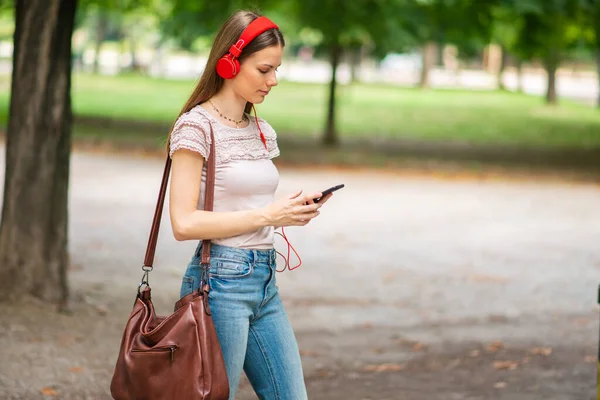 Улыбающийся Подросток Слушает Музыку Своего Телефона — стоковое фото