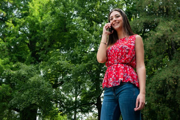 Jeune Femme Souriante Parlant Sur Téléphone Portable Dans Parc — Photo