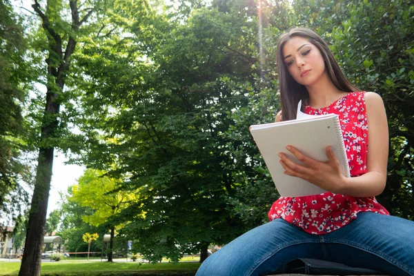 Studentin Liest Ihr Notizbuch Freien — Stockfoto