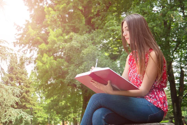 Ung Kvinna Student Läser Bok Utomhus Park — Stockfoto