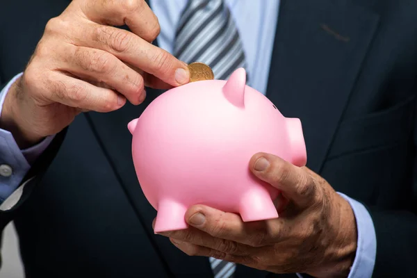 Mão Homem Negócios Colocando Dinheiro Banco Porquinho — Fotografia de Stock