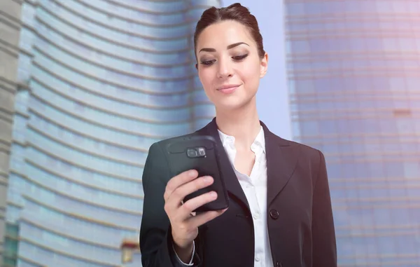 Jovem Empresária Usando Seu Telefone Celular — Fotografia de Stock