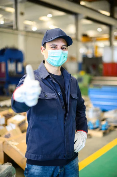 Retrato Trabajador Una Planta Industrial Usando Una Máscara Dando Pulgares —  Fotos de Stock