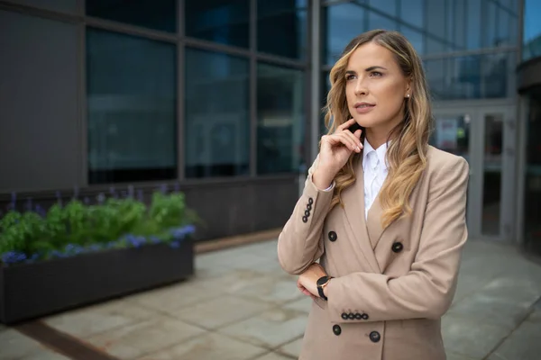Porträt Einer Selbstbewussten Geschäftsfrau Vor Ihrem Büro Karrierekonzept Für Geschäftsleute — Stockfoto