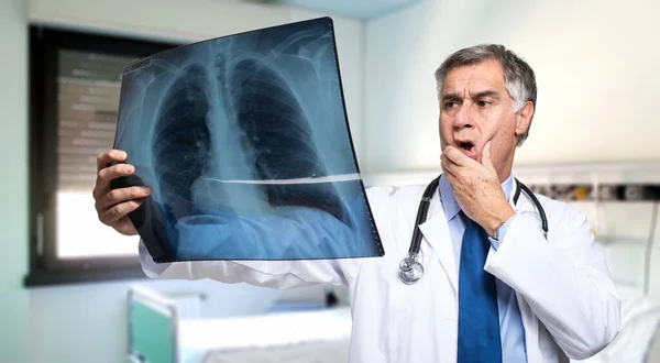Médico Examinando Una Radiografía Tórax Mirando Sorprendido — Foto de Stock