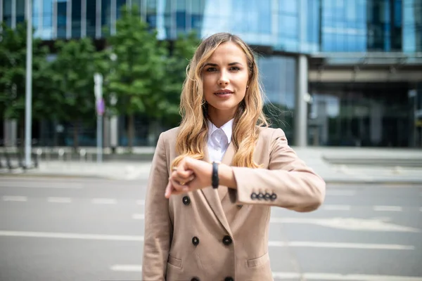 Zelfverzekerde Jonge Vrouwelijke Manager Controleren Van Tijd Haar Horloge Outdoor — Stockfoto