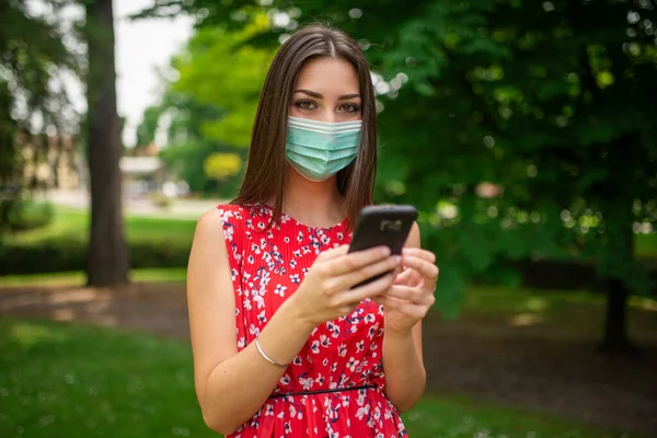 Masked Woman Using Her Mobile Phone Park — Stock Photo, Image