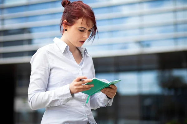 Young Secretary Reading Her Agenda City — Stock Photo, Image