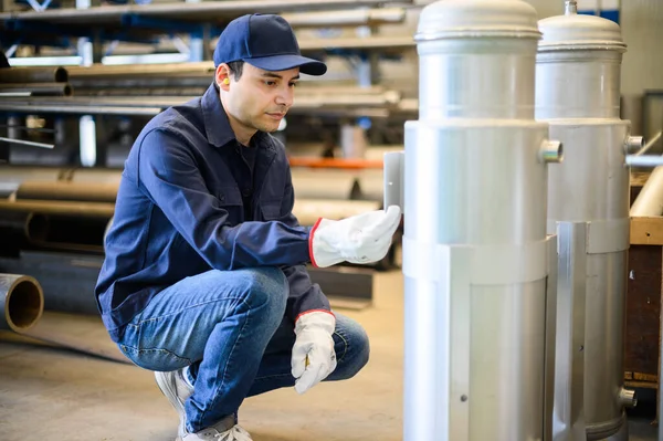 Werknemer Een Industriële Fabriek Die Grootte Van Een Pijp Meet — Stockfoto